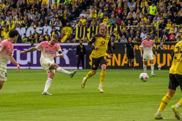 Das Tor zum 0:1 durch Robert Andrich (Bayer 04 Leverkusen, 08), GER BVB Borussia Dortmund 09 vs. Bayer 04 Leverkusen, Fussball, Bundesliga, Spieltag 29, Saison 2025 2026, 11.04.2026 DFB DFL REGULATIONS PROHIBIT ANY USE OF PHOTOGRAPHS AS IMAGE SEQUENCES AND OR QUASI-VIDEO, GER BVB Borussia Dortmund 09 vs. Bayer 04 Leverkusen, Fussball, Bundesliga, Spieltag 29, Saison 2025 2026, 11.04.2026 Dortmund *** The goal for 0 1 by Robert Andrich Bayer 04 Leverkusen, 08 , GER BVB Borussia Dortmund 09 vs Bayer 04 Leverkusen, Football, Bundesliga, Matchday 29, Season 2025 2026, 11 04 2026 DFB DFL REGULATIONS PROHIBIT ANY USE OF PHOTOGRAPHS AS IMAGE SEQUENCES AND OR QUASI VIDEO, GER BVB Borussia Dortmund 09 vs Bayer 04 Leverkusen, Football, Bundesliga, Matchday 29, Season 2025 2026, 11 04 2026 Dortmund Copyright: xEibner-Pressefoto FabianxFriesex EP_FFE
