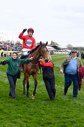 11.04.2026, Aintree, Liverpool, GBR - Home by the Lee with James Joseph Slevin up after winning the Liverpool Hurdle. Aintree racecourse. (Pferd, Jockey, Home by the Lee, Slevin, Sieg) 260411C938AINTREE.JPG *** 11 04 2026, Aintree, Liverpool, GBR Home by the Lee with James Joseph Slevin up after winning the Liverpool Hurdle Aintree racecourse horse, Jockey, Home by the Lee, Slevin, victory 260411C938AINTREE JPG