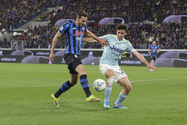 Davide Zappacosta of Atalanta BC competes for the ball with Andrea Cambiaso of Juventus FC during Atalanta BC vs Juventus FC, 32Â° Serie A Enilive 2025-26 game at New Balance Arena in Bergamo (BG), Italy, on April 11, 2026.  Copyright: xDavidexCasentini IPAxSportx xipa-agency.netx xx IPA_73897901 IPA_Agency_IPA73897901