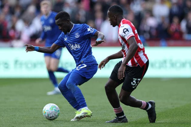 Brentford v Everton - Premier League Idrissa Gueye of Everton is pressured by Michael Kayode of Brentford during the Premier League match between Brentford and Everton at the Gtech Community Stadium in Brentford, United Kingdom, on April 11, 2026. Brentford Greater London United Kingdom  Copyright: xMIxNewsx originalFilename:fletcher-brentfor260411_npiOs.jpg