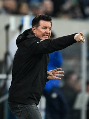 Christian Titz Hannover 96, Coach gesticulates, GER, SV Darmstadt 98 vs Hannover 96, Football 2 Bundesliga, Matchday 29, Season 2025 2026, 11 04 2026 DFL regulations prohibit any use of photographs as image sequences and or quasi video GER, SV Darmstadt 98 vs Hannover 96, Football 2 Bundesliga, Matchday 29, Season 2025 2026, 11 04 2026 Darmstadt Copyright: xEibner-Pressefoto FlorianxWiegandx EP_FWD