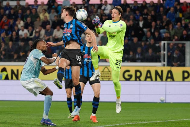 CALCIO - Serie A - Atalanta BC vs Juventus FC Marco Carnesecchi of Atalanta BC punches the ball clear during the match of 2025-2026 Serie A football between Atalanta BC vs Juventus FC at the New Balance Arena Stadium on 11 April 2026 in Bergamo, BG. Bergamo Italy  Copyright: xIPAxSport ABACAx