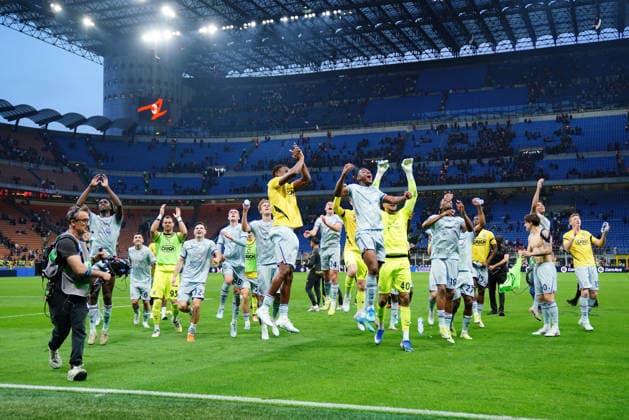 AC Milan v Udinese Calcio - Serie A The team Udinese Calcio celebrates a victory during the Italian championship Serie A football match between AC Milan and Udinese Calcio at San Siro stadium in Milan, Italy, on April 11, 2026. Milano Italy Italy  Copyright: xLucaxRossinix originalFilename:rossini-acmilanv260411_np1Xa.jpg