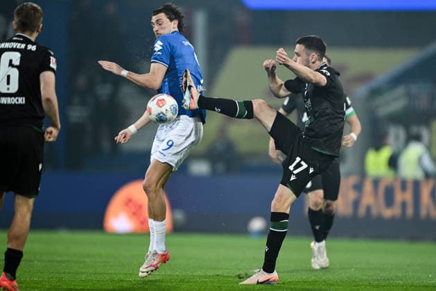 Fraser Hornby SV Darmstadt 1898, 09 in duel with Bastian Allgeier Hannover 96, 17 , GER, SV Darmstadt 98 vs Hannover 96, Soccer 2 Bundesliga, Matchday 29, Season 2025 2026, 11 04 2026 DFL regulations prohibit any use of photographs as image sequences and or quasi video GER, SV Darmstadt 98 vs Hannover 96, Soccer 2 Bundesliga, Matchday 29, Season 2025 2026, 11 04 2026 Darmstadt Copyright: xEibner-Pressefoto FlorianxWiegandx EP_FWD