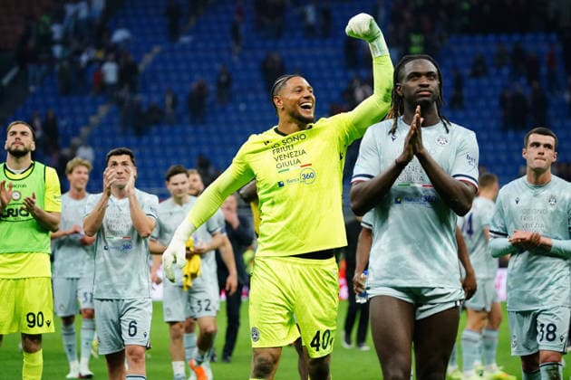 AC Milan v Udinese Calcio - Serie A Maduka Okoye of Udinese Calcio celebrates the victory during the Italian Serie A football match between AC Milan and Udinese Calcio at San Siro stadium in Milan, Italy, on April 11, 2026. Milano Italy Italy  Copyright: xLucaxRossinix originalFilename:rossini-acmilanv260411_npIXH.jpg