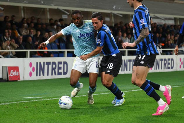 Atalanta BC v Juventus FC - Serie A Jeremie Boga and Giacomo Raspadori in action during the Serie A match between Atalanta BC and Juventus FC at New Balance Arena in Bergamo, Italy, on April 11, 2026. Bergamo Bergamo Italy  Copyright: xMairoxCinquettix originalFilename:cinquetti-atalanta260411_npTFb.jpg