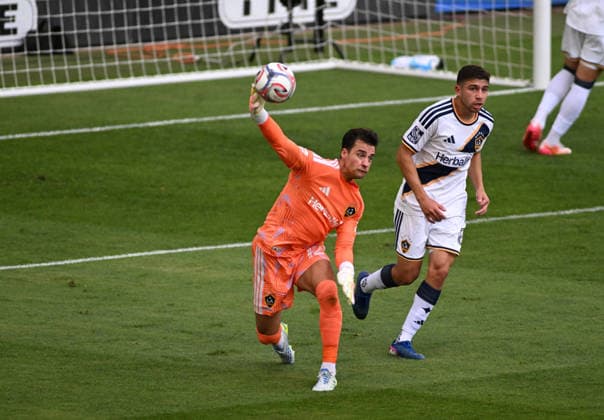 AUSTIN, TX - APRIL 11: LA Galaxy goalie J. T. Marcinkowski throws the ball downfield during MLS, Fussball Herren, USA game between Los Angeles Galaxy and Austin FC on April 11, 2026 at Q2 Stadium in Austin, TX. (Photo by John Rivera Icon Sportswire) SOCCER: APR 11 MLS Austin FC vs LA Galaxy EDITORIAL USE ONLY Icon426260411016