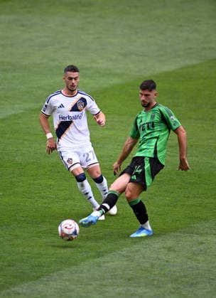 AUSTIN, TX - APRIL 11: Austin FC player Besard Sabovic (14) sends a pass as LA Galaxy player Erik Thommy looks onl during MLS, Fussball Herren, USA game between Los Angeles Galaxy and Austin FC on April 11, 2026 at Q2 Stadium in Austin, TX. (Photo by John Rivera Icon Sportswire) SOCCER: APR 11 MLS Austin FC vs LA Galaxy EDITORIAL USE ONLY Icon426260411025