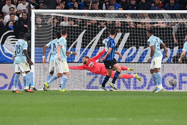 CALCIO - Serie A - Atalanta BC vs Juventus FC Michele Di Gregorio (Juventus Fc) save a goal during Atalanta BC vs Juventus FC, Italian soccer Serie A match in Bergamo, Italy, April 11 2026 Bergamo Italy  Copyright: xIPAxSport ABACAx