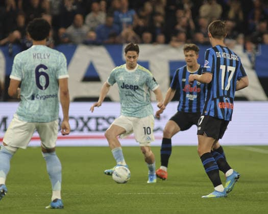 Kenan Yildiz of Juventus FC competes for the ball with Giorgio Scalvini of Atalanta BC during Atalanta BC vs Juventus FC, 32Â° Serie A Enilive 2025-26 game at New Balance Arena in Bergamo (BG), Italy, on April 11, 2026.  Copyright: xDavidexCasentini IPAxSportx xipa-agency.netx xx IPA_73902311 IPA_Agency_IPA73902311