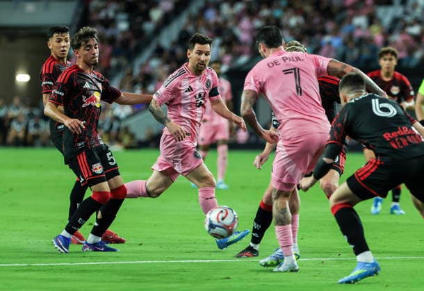 MLS, Fussball Herren, USA - Inter Miami CF vs Red Bull NY Inter Miami CF Attacking Midfielder Lionel Messi (C) in action during the MLS game between Inter Miami CF and Red Bull New York at Nu Stadium in Miami, Florida, 11 April 2026. MIAMI FLORIDA United States  Copyright: xCRISTOBALxHERRERA-ULASHKEVICHx