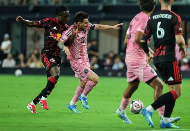MLS, Fussball Herren, USA - Inter Miami CF vs Red Bull NY Inter Miami CF Attacking Midfielder Lionel Messi (C) in action against New York Red Bulls Central Midfielder Ronald Donkor (L) during the MLS game between Inter Miami CF and Red Bull New York at Nu Stadium in Miami, Florida, 11 April 2026. MIAMI FLORIDA United States  Copyright: xCRISTOBALxHERRERA-ULASHKEVICHx