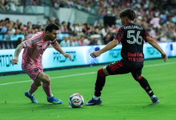 MLS, Fussball Herren, USA - Inter Miami CF vs Red Bull NY Inter Miami CF Attacking Midfielder Lionel Messi (R) in action against New York Red Bulls Left Back Matthew Dos Santos during the MLS game between Inter Miami CF and Red Bull New York at Nu Stadium in Miami, Florida, 11 April 2026. MIAMI FLORIDA United States  Copyright: xCRISTOBALxHERRERA-ULASHKEVICHx