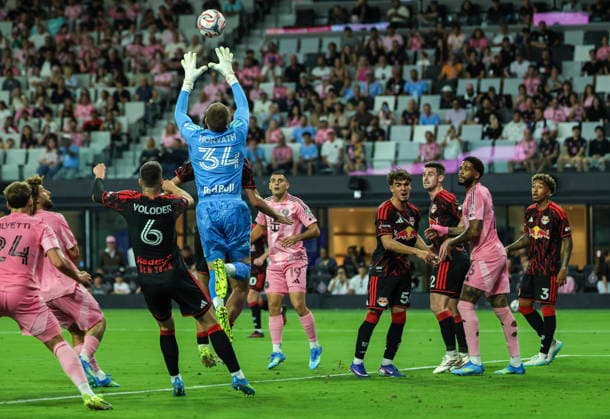 MLS, Fussball Herren, USA - Inter Miami CF vs Red Bull NY New York Red Bulls Goalkeeper Ethan Horvath (L) in action against the MLS game between Inter Miami CF and Red Bull New York at Nu Stadium in Miami, Florida, 11 April 2026. MIAMI FLORIDA United States  Copyright: xCRISTOBALxHERRERA-ULASHKEVICHx