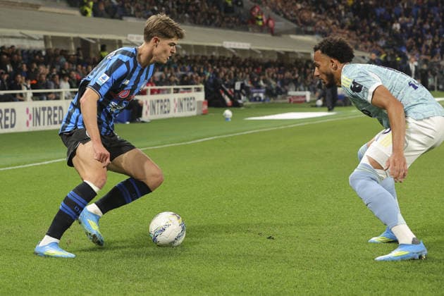 CALCIO - Serie A - Atalanta BC vs Juventus FC Charles De Ketelaere of Atalanta BC. battle for the ball with Lloyd Kelly of Juventus FC during Atalanta BC vs Juventus FC, 32Â° Serie A Enilive 2025-26 game at New Balance Arena in Bergamo (BG), Italy, on April 11, 2026. Bergamo Italy  Copyright: xIPAxSport ABACAx