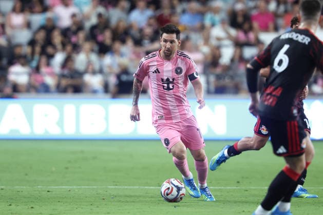 MIAMI, FL - APRIL 11: Inter Miami forward Lionel Messi (10) attacks with the ball in the first half during the match between the New York Red Bulls and Inter Miami on Saturday, April 11, 2026 st Nu Stadium in Miami, FL (Photo by Peter Joneleit Icon Sportswire) SOCCER: APR 11 MLS, Fussball Herren, USA Inter Miami CF vs Red Bull New York EDITORIAL USE ONLY Icon260411009