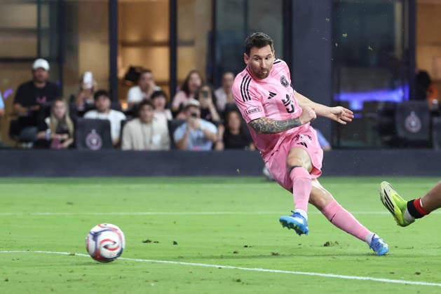 MIAMI, FL - APRIL 11: Inter Miami forward Lionel Messi (10) attempts a shot in the second half during the match between the New York Red Bulls and Inter Miami on Saturday, April 11, 2026 st Nu Stadium in Miami, FL (Photo by Peter Joneleit Icon Sportswire) SOCCER: APR 11 MLS, Fussball Herren, USA Inter Miami CF vs Red Bull New York EDITORIAL USE ONLY Icon260411015
