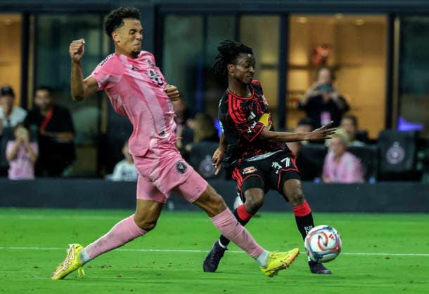 MLS, Fussball Herren, USA - Inter Miami CF vs Red Bull NY New York Red Bulls Striker Mohammed Sofo (R) in action against Inter Miami CF Right Back Ian Fray during the MLS game between Inter Miami CF and Red Bull New York at Nu Stadium in Miami, Florida, 11 April 2026. MIAMI FLORIDA United States  Copyright: xCRISTOBALxHERRERA-ULASHKEVICHx