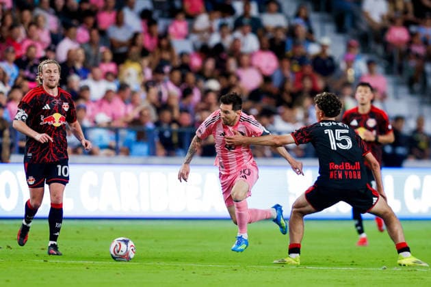 MIAMI, FL - APRIL 11: Inter Miami forward Lionel Messi (10) controls the ball during a MLS, Fussball Herren, USA match between Inter Miami CF and Red Bull New York at NU Stadium on April 11, 2026 in Fort Lauderdale, Florida.(Photo by Chris Arjoon Icon Sportswire) SOCCER: APR 11 MLS Inter Miami CF vs Red Bull New York EDITORIAL USE ONLY Icon2604100010008