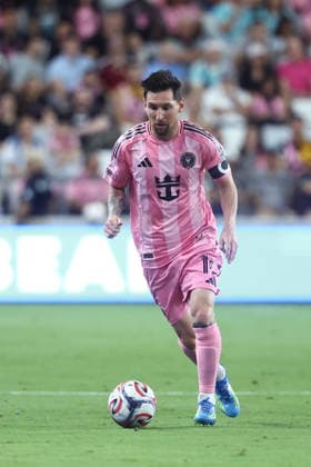 MIAMI, FL - APRIL 11: Inter Miami forward Lionel Messi (10) attacks with the ball in the first half during the match between the New York Red Bulls and Inter Miami on Saturday, April 11, 2026 st Nu Stadium in Miami, FL (Photo by Peter Joneleit Icon Sportswire) SOCCER: APR 11 MLS, Fussball Herren, USA Inter Miami CF vs Red Bull New York EDITORIAL USE ONLY Icon260411032
