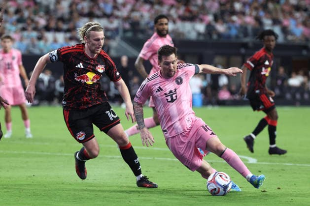 MIAMI, FL - APRIL 11: Inter Miami forward Lionel Messi (10) attacks with the ball as New York Red Bulls midfielder Emil Forsberg (10) defends in the second half during the match between the New York Red Bulls and Inter Miami on Saturday, April 11, 2026 st Nu Stadium in Miami, FL (Photo by Peter Joneleit Icon Sportswire) SOCCER: APR 11 MLS, Fussball Herren, USA Inter Miami CF vs Red Bull New York EDITORIAL USE ONLY Icon260411019