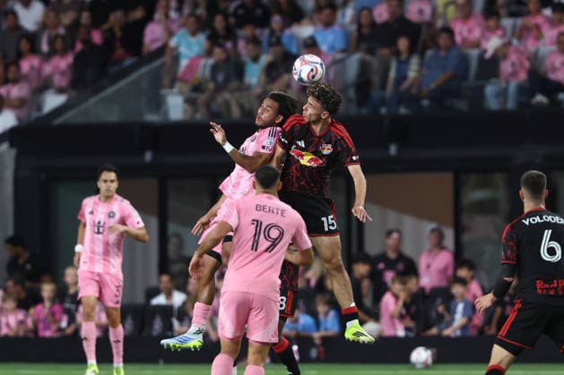 MIAMI, FL - APRIL 11: New York Red Bulls midfielder Adri Mehmeti (15) heads the ball over a defender in the first half during the match between the New York Red Bulls and Inter Miami on Saturday, April 11, 2026 st Nu Stadium in Miami, FL (Photo by Peter Joneleit Icon Sportswire) SOCCER: APR 11 MLS, Fussball Herren, USA Inter Miami CF vs Red Bull New York EDITORIAL USE ONLY Icon260411026
