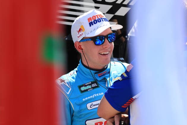 BRISTOL, TN - APRIL 11: Connor Zilisch ( 1 JR Motorsports Roto-Rooter Chevrolet) talks with members of his crew during qualifying for the NASCAR, Motorsport, USA O Reilly Auto Parts Series Suburban Propane 300 on April 11, 2026 at Bristol Motor Speedway in Bristol, TN. (Photo by Jeff Robinson Icon Sportswire) AUTO: APR 11 NASCAR O’Reilly Auto Parts Series Suburban Propane 300 EDITORIAL USE ONLY Icon2604111999300