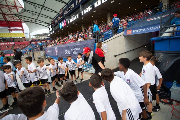 April 11, 2026, Frisco, Texas, USA: FC Dallas head coach ERIC QUILL gives high fives before a MLS, Fussball Herren, USA regular season soccer match between FC Dallas and St. Louis City FC at Toyota Stadium in Frisco, Texas. FC Dallas and St. Louis City FC tied 1-1. Soccer 2026: FC Dallas 1-1 St. Louis City FC  - ZUMAh193 20260411_zsp_h193_029 Copyright: xDanielxMcGregor-Huyerx