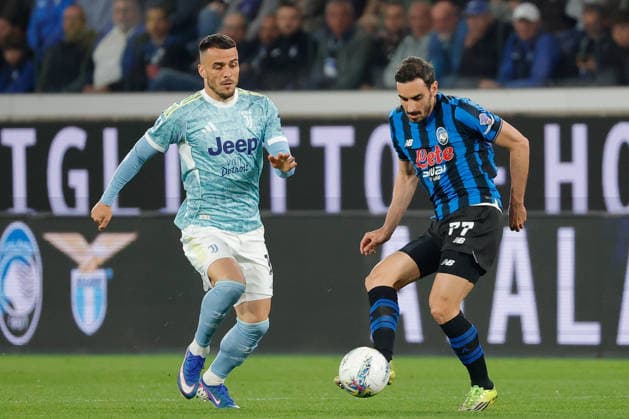 April 11, 2026, Bergamo, Italy: Davide Zappacosta of Atalanta BC under pressure from Filip Kostic of FC Juventus during the Italian Serie A soccer match Atalanta BC vs Juventus FC at New Balance Arena Stadium..Final score Atalanta BC 0:1 Juventus FC Italian Serie A Soccer Match Atalanta BC Vs Juventus FC In Bergamo, Italy - 11 Apr 2026  - ZUMAs197 20260411_aaa_s197_442 Copyright: xEmanuelexPennnacchiox