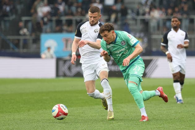 FC Zuerich - FC Lugano Valon Berisha gegen Daniel Dos Santos 11.04.2026 Stadion Letzigrund Zuerich, SCHWEIZ, Saison 2025 2026 Herren Fussball Super League FC Zuerich - FC Lugano Valon Berisha (li,FC Zuerich) gegen Daniel Dos Santos (FC Lugano) *** FC Zuerich FC Lugano Valon Berisha vs Daniel Dos Santos 11 04 2026 Stadium Letzigrund Zuerich, SWITZERLAND, Season 2025 2026 Mens Soccer Super League FC Zuerich FC Lugano Valon Berisha li,FC Zuerich vs Daniel Dos Santos FC Lugano 