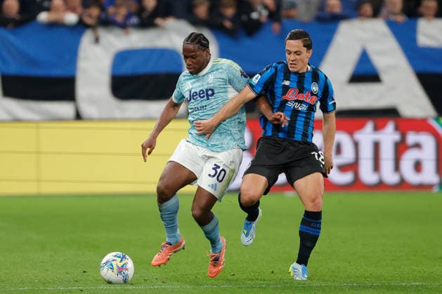 April 11, 2026, Bergamo, Italy: Jonathan David of FC Juventus under pressure from Giacomo Raspadori of Atalanta BC during the Italian Serie A soccer match Atalanta BC vs Juventus FC at New Balance Arena Stadium..Final score Atalanta BC 0:1 Juventus FC Italian Serie A Soccer Match Atalanta BC Vs Juventus FC In Bergamo, Italy - 11 Apr 2026  - ZUMAs197 20260411_aaa_s197_473 Copyright: xEmanuelexPennnacchiox