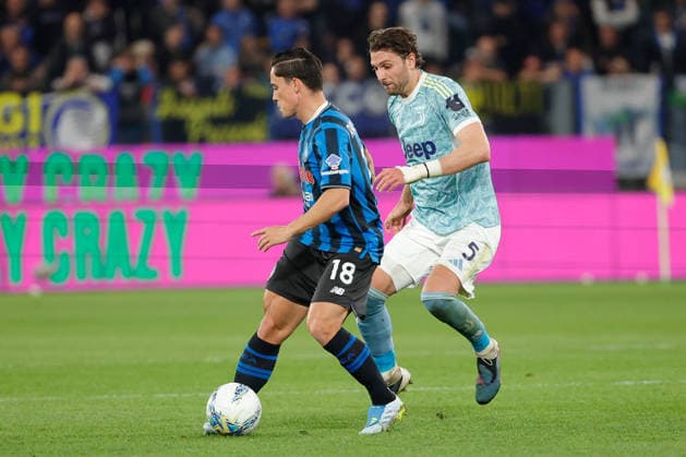 April 11, 2026, Bergamo, Italy: Giacomo Raspadori of Atalanta BC under pressure from Manuel Locatelli during the Italian Serie A soccer match Atalanta BC vs Juventus FC at New Balance Arena Stadium..Final score Atalanta BC 0:1 Juventus FC Italian Serie A Soccer Match Atalanta BC Vs Juventus FC In Bergamo, Italy - 11 Apr 2026  - ZUMAs197 20260411_aaa_s197_477 Copyright: xEmanuelexPennnacchiox