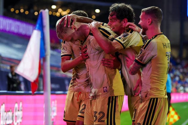 April 11, 2026, Frisco, Texas, USA: FRISCO, TX : St. Louis Frisco SC players congratulate teammate St. Louis Frisco SC defender Timo Baumgartl (32) on his goal during their match against FC Dallas on Saturday at Toyota Stadium in Frisco. 2026 MLS, Fussball Herren, USA Soccer : FC Dallas 1:1 St. Louis CITY SC  - ZUMAm257 20260411_zsp_m257_018 Copyright: xBrianxMcLeanx