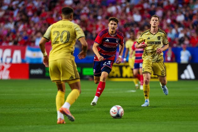 April 11, 2026, Frisco, Texas, USA: FRISCO, TX : FC Dallas forward Logan Farrington (23) looks for an open teammate as St. Louis Frisco SC midfielder Chris Durkin (8) pursues as St. Louis Frisco SC defender Rafael Santos (20) waits to intercept the ball during their match on Saturday at Toyota Stadium in Frisco. 2026 MLS, Fussball Herren, USA Soccer : FC Dallas 1:1 St. Louis CITY SC  - ZUMAm257 20260411_zsp_m257_031 Copyright: xBrianxMcLeanx