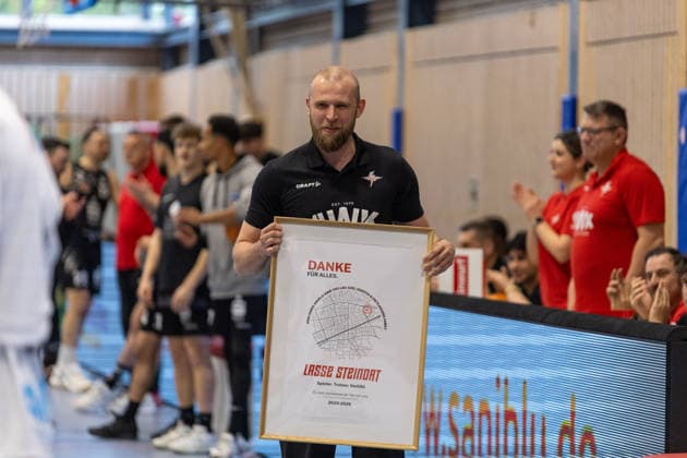 SV Fellbach Co-Trainer Lasse Steinort wurde vor Anpfiff offiziell verabschiedet. SV Fellbach Flashers vs. Hertener Loewen Basketball, Basketball,Barmer Basketball 2. Bundesliga ProB, Play-Offs, Saison 2025 2026, 11.04.2026, SV Fellbach Flashers vs. Hertener Loewen Basketball, Basketball,Barmer Basketball 2. Bundesliga ProB, Play-Offs, Saison 2025 2026, 11.04.2026 Fellbach *** SV Fellbach co-coach Lasse Steinort was officially bid farewell before kick-off SV Fellbach Flashers vs Hertener Loewen Basketball, Basketball,Barmer Basketball 2 Bundesliga ProB, Play Offs, Season 2025 2026, 11 04 2026, SV Fellbach Flashers vs Hertener Loewen Basketball, Basketball,Barmer Basketball 2 Bundesliga ProB, Play Offs, Season 2025 2026, 11 04 2026 Fellbach Copyright: xEibner-Pressefoto DavidexDixGiovx EP_DGI
