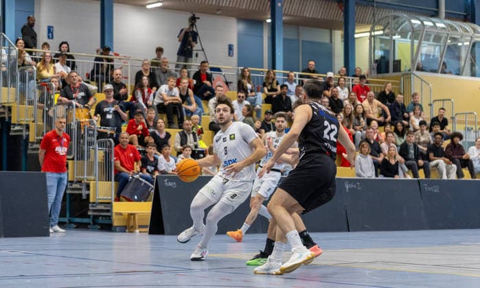 Jakob Hanzalek (SV Fellbach Flashers, 08) hier gegen Faton Jetullahi (Hertener Loewen Basketball, 22). SV Fellbach Flashers vs. Hertener Loewen Basketball, Basketball,Barmer Basketball 2. Bundesliga ProB, Play-Offs, Saison 2025 2026, 11.04.2026, SV Fellbach Flashers vs. Hertener Loewen Basketball, Basketball,Barmer Basketball 2. Bundesliga ProB, Play-Offs, Saison 2025 2026, 11.04.2026 Fellbach *** Jakob Hanzalek SV Fellbach Flashers, 08 here against Faton Jetullahi Hertener Loewen Basketball, 22 SV Fellbach Flashers vs Hertener Loewen Basketball, Basketball,Barmer Basketball 2 Bundesliga ProB, Play Offs, Season 2025 2026, 11 04 2026, SV Fellbach Flashers vs Hertener Loewen Basketball, Basketball,Barmer Basketball 2 Bundesliga ProB, Play Offs, Season 2025 2026, 11 04 2026 Fellbach Copyright: xEibner-Pressefoto DavidexDixGiovx EP_DGI
