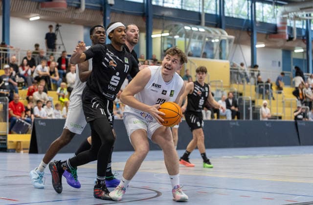 Jeremy Kolev (SV Fellbach Flashers, 77) behauptet den Ball gegen Christian Matthew Hinckson (Hertener Loewen Basketball, 11). SV Fellbach Flashers vs. Hertener Loewen Basketball, Basketball,Barmer Basketball 2. Bundesliga ProB, Play-Offs, Saison 2025 2026, 11.04.2026, SV Fellbach Flashers vs. Hertener Loewen Basketball, Basketball,Barmer Basketball 2. Bundesliga ProB, Play-Offs, Saison 2025 2026, 11.04.2026 Fellbach *** Jeremy Kolev SV Fellbach Flashers, 77 claims the ball against Christian Matthew Hinckson Hertener Loewen Basketball, 11 SV Fellbach Flashers vs Hertener Loewen Basketball, Basketball,Barmer Basketball 2 Bundesliga ProB, Play Offs, Season 2025 2026, 11 04 2026, SV Fellbach Flashers vs Hertener Loewen Basketball, Basketball,Barmer Basketball 2 Bundesliga ProB, Play Offs, Season 2025 2026, 11 04 2026 Fellbach Copyright: xEibner-Pressefoto DavidexDixGiovx EP_DGI