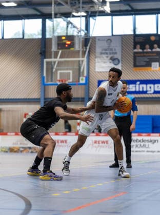 Tyseem Lamel Lyles (SV Fellbach Flashers, 07) gegen Bryant Allen (Hertener Loewen Basketball, 08). SV Fellbach Flashers vs. Hertener Loewen Basketball, Basketball,Barmer Basketball 2. Bundesliga ProB, Play-Offs, Saison 2025 2026, 11.04.2026, SV Fellbach Flashers vs. Hertener Loewen Basketball, Basketball,Barmer Basketball 2. Bundesliga ProB, Play-Offs, Saison 2025 2026, 11.04.2026 Fellbach *** Tyseem Lamel Lyles SV Fellbach Flashers, 07 vs Bryant Allen Hertener Loewen Basketball, 08 SV Fellbach Flashers vs Hertener Loewen Basketball, Basketball,Barmer Basketball 2 Bundesliga ProB, Play Offs, Season 2025 2026, 11 04 2026, SV Fellbach Flashers vs Hertener Loewen Basketball, Basketball,Barmer Basketball 2 Bundesliga ProB, Play Offs, Season 2025 2026, 11 04 2026 Fellbach Copyright: xEibner-Pressefoto DavidexDixGiovx EP_DGI