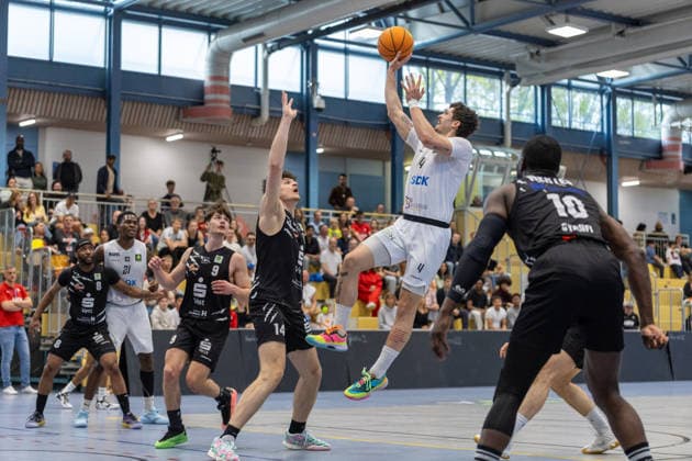 Mateus Rodrigues Rocha (SV Fellbach Flashers, 04) beim Wurf. Tarik Jakupovic (Hertener Loewen Basketball, 14) kann nicht mehr eingreifen. David Ewald (Hertener Loewen Basketball, 09), Bryant Allen (Hertener Loewen Basketball, 08) & Nelson Okafor (SV Fellbach Flashers, 21) sehen gespannt zu. SV Fellbach Flashers vs. Hertener Loewen Basketball, Basketball,Barmer Basketball 2. Bundesliga ProB, Play-Offs, Saison 2025 2026, 11.04.2026, SV Fellbach Flashers vs. Hertener Loewen Basketball, Basketball,Barmer Basketball 2. Bundesliga ProB, Play-Offs, Saison 2025 2026, 11.04.2026 Fellbach *** Mateus Rodrigues Rocha SV Fellbach Flashers, 04 on the throw Tarik Jakupovic Hertener Loewen Basketball, 14 can no longer intervene David Ewald Hertener Loewen Basketball, 09 , Bryant Allen Hertener Loewen Basketball, 08 Nelson Okafor SV Fellbach Flashers, 21 look forward to SV Fellbach Flashers vs Hertener Loewen Basketball, Basketball,Barmer Basketball 2 Bundesliga ProB, Play Offs, Season 2025 2026, 11 04 2026, SV Fellbach Flashers vs Hertener Loewen Basketball, Basketball,Barmer Basketball 2 Bundesliga ProB, Play Offs, Season 2025 2026, 11 04 2026 Fellbach Copyright: xEibner-Pressefoto DavidexDixGiovx EP_DGI