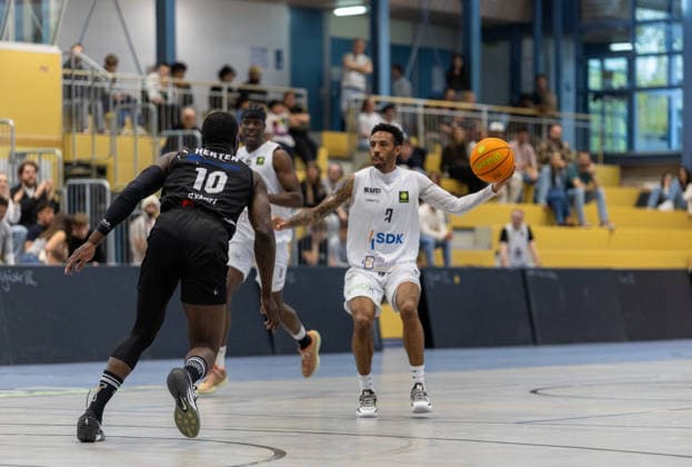 Tyseem Lamel Lyles (SV Fellbach Flashers, 07) & Mark Adrian Golder (SV Fellbach Flashers, 00) gegen Gilbert Kofi Gyamfi (Hertener Loewen Basketball, 10). SV Fellbach Flashers vs. Hertener Loewen Basketball, Basketball,Barmer Basketball 2. Bundesliga ProB, Play-Offs, Saison 2025 2026, 11.04.2026, SV Fellbach Flashers vs. Hertener Loewen Basketball, Basketball,Barmer Basketball 2. Bundesliga ProB, Play-Offs, Saison 2025 2026, 11.04.2026 Fellbach *** Tyseem Lamel Lyles SV Fellbach Flashers, 07 Mark Adrian Golder SV Fellbach Flashers, 00 vs Gilbert Kofi Gyamfi Hertener Loewen Basketball, 10 SV Fellbach Flashers vs Hertener Loewen Basketball, Basketball,Barmer Basketball 2 Bundesliga ProB, Play Offs, Season 2025 2026, 11 04 2026, SV Fellbach Flashers vs Hertener Loewen Basketball, Basketball,Barmer Basketball 2 Bundesliga ProB, Play Offs, Season 2025 2026, 11 04 2026 Fellbach Copyright: xEibner-Pressefoto DavidexDixGiovx EP_DGI