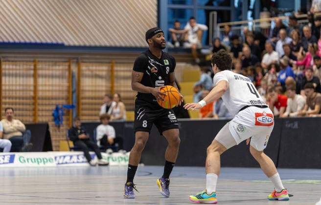 Bryant Allen (Hertener Loewen Basketball, 08) wird hier von Mateus Rodrigues Rocha (SV Fellbach Flashers, 04) unter Druck gesetzt. SV Fellbach Flashers vs. Hertener Loewen Basketball, Basketball,Barmer Basketball 2. Bundesliga ProB, Play-Offs, Saison 2025 2026, 11.04.2026, SV Fellbach Flashers vs. Hertener Loewen Basketball, Basketball,Barmer Basketball 2. Bundesliga ProB, Play-Offs, Saison 2025 2026, 11.04.2026 Fellbach *** Bryant Allen Hertener Loewen Basketball, 08 is put under pressure here by Mateus Rodrigues Rocha SV Fellbach Flashers, 04 SV Fellbach Flashers vs Hertener Loewen Basketball, Basketball,Barmer Basketball 2 Bundesliga ProB, Play Offs, Season 2025 2026, 11 04 2026, SV Fellbach Flashers vs Hertener Loewen Basketball, Basketball,Barmer Basketball 2 Bundesliga ProB, Play Offs, Season 2025 2026, 11 04 2026 Fellbach Copyright: xEibner-Pressefoto DavidexDixGiovx EP_DGI