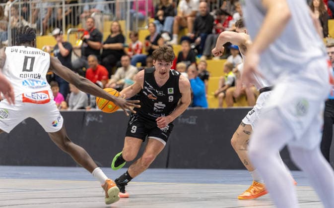David Ewald (Hertener Loewen Basketball, 09) setzt sich gegen mehrere Fellbacher durch. SV Fellbach Flashers vs. Hertener Loewen Basketball, Basketball,Barmer Basketball 2. Bundesliga ProB, Play-Offs, Saison 2025 2026, 11.04.2026, SV Fellbach Flashers vs. Hertener Loewen Basketball, Basketball,Barmer Basketball 2. Bundesliga ProB, Play-Offs, Saison 2025 2026, 11.04.2026 Fellbach *** David Ewald Hertener Loewen Basketball, 09 prevails against several Fellbach players SV Fellbach Flashers vs Hertener Loewen Basketball, Basketball,Barmer Basketball 2 Bundesliga ProB, Play Offs, Season 2025 2026, 11 04 2026, SV Fellbach Flashers vs Hertener Loewen Basketball, Basketball,Barmer Basketball 2 Bundesliga ProB, Play Offs, Season 2025 2026, 11 04 2026 Fellbach Copyright: xEibner-Pressefoto DavidexDixGiovx EP_DGI