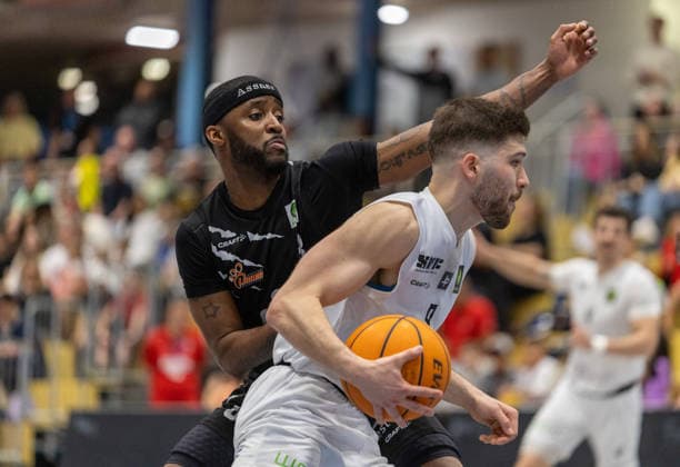 Nik Schlipf (SV Fellbach Flashers, 09) setzt sich hier gegen Bryant Allen (Hertener Loewen Basketball, 08) durch. SV Fellbach Flashers vs. Hertener Loewen Basketball, Basketball,Barmer Basketball 2. Bundesliga ProB, Play-Offs, Saison 2025 2026, 11.04.2026, SV Fellbach Flashers vs. Hertener Loewen Basketball, Basketball,Barmer Basketball 2. Bundesliga ProB, Play-Offs, Saison 2025 2026, 11.04.2026 Fellbach *** Nik Schlipf SV Fellbach Flashers, 09 prevails here against Bryant Allen Hertener Loewen Basketball, 08 SV Fellbach Flashers vs Hertener Loewen Basketball, Basketball,Barmer Basketball 2 Bundesliga ProB, Play Offs, Season 2025 2026, 11 04 2026, SV Fellbach Flashers vs Hertener Loewen Basketball, Basketball,Barmer Basketball 2 Bundesliga ProB, Play Offs, Season 2025 2026, 11 04 2026 Fellbach Copyright: xEibner-Pressefoto DavidexDixGiovx EP_DGI