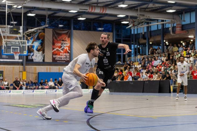 Jakob Hanzalek (SV Fellbach Flashers, 08) gegen Dario Fiorentino (Hertener Loewen Basketball, 20). SV Fellbach Flashers vs. Hertener Loewen Basketball, Basketball,Barmer Basketball 2. Bundesliga ProB, Play-Offs, Saison 2025 2026, 11.04.2026, SV Fellbach Flashers vs. Hertener Loewen Basketball, Basketball,Barmer Basketball 2. Bundesliga ProB, Play-Offs, Saison 2025 2026, 11.04.2026 Fellbach *** Jakob Hanzalek SV Fellbach Flashers, 08 vs Dario Fiorentino Hertener Loewen Basketball, 20 SV Fellbach Flashers vs Hertener Loewen Basketball, Basketball,Barmer Basketball 2 Bundesliga ProB, Play Offs, Season 2025 2026, 11 04 2026, SV Fellbach Flashers vs Hertener Loewen Basketball, Basketball,Barmer Basketball 2 Bundesliga ProB, Play Offs, Season 2025 2026, 11 04 2026 Fellbach Copyright: xEibner-Pressefoto DavidexDixGiovx EP_DGI
