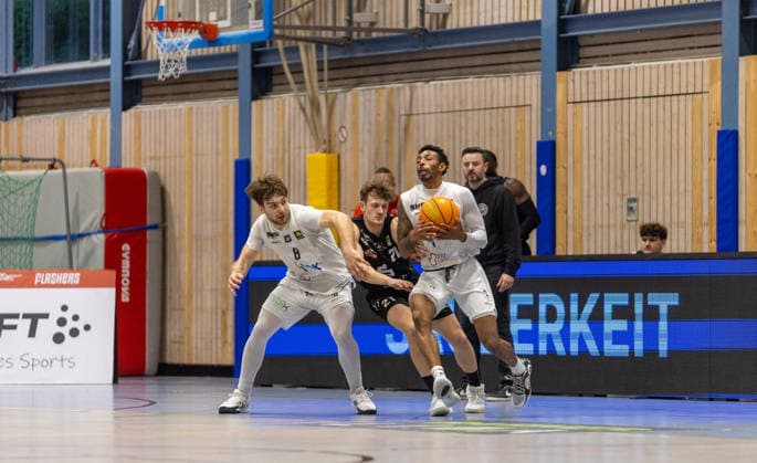 Tyseem Lamel Lyles (SV Fellbach Flashers, 07) & Jakob Hanzalek (SV Fellbach Flashers, 08) gegen Tim Elkenhans (Hertener Loewen Basketball, 21). SV Fellbach Flashers vs. Hertener Loewen Basketball, Basketball,Barmer Basketball 2. Bundesliga ProB, Play-Offs, Saison 2025 2026, 11.04.2026, SV Fellbach Flashers vs. Hertener Loewen Basketball, Basketball,Barmer Basketball 2. Bundesliga ProB, Play-Offs, Saison 2025 2026, 11.04.2026 Fellbach *** Tyseem Lamel Lyles SV Fellbach Flashers, 07 Jakob Hanzalek SV Fellbach Flashers, 08 vs Tim Elkenhans Hertener Loewen Basketball, 21 SV Fellbach Flashers vs Hertener Loewen Basketball, Basketball,Barmer Basketball 2 Bundesliga ProB, Play Offs, Season 2025 2026, 11 04 2026, SV Fellbach Flashers vs Hertener Loewen Basketball, Basketball,Barmer Basketball 2 Bundesliga ProB, Play Offs, Season 2025 2026, 11 04 2026 Fellbach Copyright: xEibner-Pressefoto DavidexDixGiovx EP_DGI