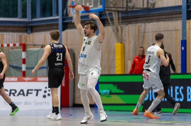 Jakob Hanzalek (SV Fellbach Flashers, 08) heizt die Fans ein. SV Fellbach Flashers vs. Hertener Loewen Basketball, Basketball,Barmer Basketball 2. Bundesliga ProB, Play-Offs, Saison 2025 2026, 11.04.2026, SV Fellbach Flashers vs. Hertener Loewen Basketball, Basketball,Barmer Basketball 2. Bundesliga ProB, Play-Offs, Saison 2025 2026, 11.04.2026 Fellbach *** Jakob Hanzalek SV Fellbach Flashers, 08 heats up the fans SV Fellbach Flashers vs Hertener Loewen Basketball, Basketball,Barmer Basketball 2 Bundesliga ProB, Play Offs, Season 2025 2026, 11 04 2026, SV Fellbach Flashers vs Hertener Loewen Basketball, Basketball,Barmer Basketball 2 Bundesliga ProB, Play Offs, Season 2025 2026, 11 04 2026 Fellbach Copyright: xEibner-Pressefoto DavidexDixGiovx EP_DGI