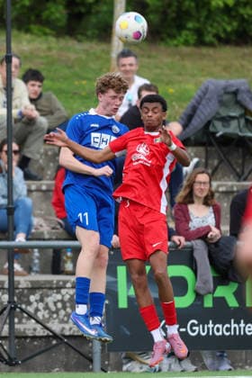 Fussball - VL MItte - FV Biebrich 02 - TUS Hornau - 11.04.26, NICLAS SIEFERT (Biebrich), MERON TEKU (Hornau), - *** Football VL MItte FV Biebrich 02 TUS Hornau 11 04 26, NICLAS SIEFERT Biebrich , MERON TEKU Hornau ,