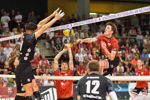 im Angriff: Dominik Marjanovic (TV Rottenburg, 01), im Block: Milan Pajkic (FC Schuettorf, 18) und Stan Maring (FC Schuettorf, 01) TV Rottenburg vs. FC Schuettorf 09, Volleyball, 2. Bundesliga, Playoff Halbfinale, Spiel 9, Saison 2025 2026, 11.04.2026, TV Rottenburg vs. FC Schuettorf 09, Volleyball, 2. Bundesliga, Playoff Halbfinale, Spiel 9, Saison 2025 2026, 11.04.2026 Rottenburg *** in attack Dominik Marjanovic TV Rottenburg, 01 , in block Milan Pajkic FC Schuettorf, 18 and Stan Maring FC Schuettorf, 01 TV Rottenburg vs FC Schuettorf 09, Volleyball, 2 Bundesliga, Playoff semi-final, match 9, 2025 2026 season, 11 04 2026, TV Rottenburg vs FC Schuettorf 09, Volleyball, 2 Bundesliga, Playoff semi-final, match 9, 2025 2026 season, 11 04 2026 Rottenburg Copyright: xEibner-Pressefoto RalphxKunzex EP_RKE