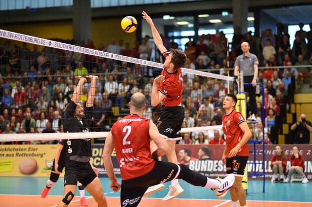 im Angriff: Dominik Marjanovic (TV Rottenburg, 01), links Marcin Kapusniak (FC Schuettorf, 09), vorn Moritz Rauber (TV Rottenburg, 02), hinten Milan Kvrzic (TV Rottenburg, 07) TV Rottenburg vs. FC Schuettorf 09, Volleyball, 2. Bundesliga, Playoff Halbfinale, Spiel 9, Saison 2025 2026, 11.04.2026, TV Rottenburg vs. FC Schuettorf 09, Volleyball, 2. Bundesliga, Playoff Halbfinale, Spiel 9, Saison 2025 2026, 11.04.2026 Rottenburg *** in attack Dominik Marjanovic TV Rottenburg, 01 , left Marcin Kapusniak FC Schuettorf, 09 , front Moritz Rauber TV Rottenburg, 02 , back Milan Kvrzic TV Rottenburg, 07 TV Rottenburg vs FC Schuettorf 09, Volleyball, 2 Bundesliga, playoff semi-final, match 9, 2025 2026 season, 11 04 2026, TV Rottenburg vs FC Schuettorf 09, Volleyball, 2 Bundesliga, playoff semi-final, match 9, 2025 2026 season, 11 04 2026 Rottenburg Copyright: xEibner-Pressefoto RalphxKunzex EP_RKE