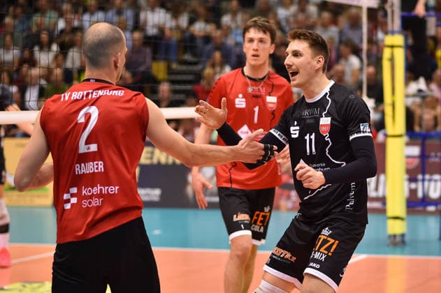 Freude, Jubel, Robin Leber (TV Rottenburg, 11), links Moritz Rauber (TV Rottenburg, 02), hinten Dominik Marjanovic (TV Rottenburg, 01) TV Rottenburg vs. FC Schuettorf 09, Volleyball, 2. Bundesliga, Playoff Halbfinale, Spiel 9, Saison 2025 2026, 11.04.2026, TV Rottenburg vs. FC Schuettorf 09, Volleyball, 2. Bundesliga, Playoff Halbfinale, Spiel 9, Saison 2025 2026, 11.04.2026 Rottenburg *** Joy, jubilation, Robin Leber TV Rottenburg, 11 , left Moritz Rauber TV Rottenburg, 02 , back Dominik Marjanovic TV Rottenburg, 01 TV Rottenburg vs FC Schuettorf 09, Volleyball, 2 Bundesliga, playoff semi-final, match 9, 2025 2026 season, 11 04 2026, TV Rottenburg vs FC Schuettorf 09, Volleyball, 2 Bundesliga, playoff semi-final, match 9, 2025 2026 season, 11 04 2026 Rottenburg Copyright: xEibner-Pressefoto RalphxKunzex EP_RKE